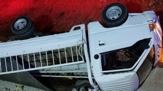 Burdur’da otomobille çarpışan kamyonetin sürücüsü yaralandı