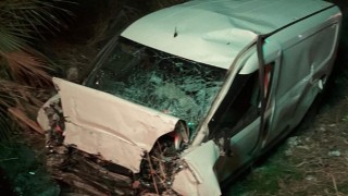 Adana’da yoldan çıkıp duvara çarpan hafif ticari aracın sürücüsü öldü