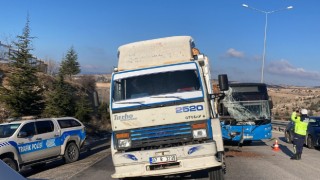 Burdur’da halk otobüsünün kamyon ve polis aracına çarpması sonucu 6 kişi yaralandı