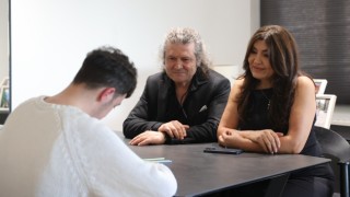 Seval öğretmen, koruyucu ailesi olduğu otizmli Güneş’in 14 yıldır elini bırakmıyor