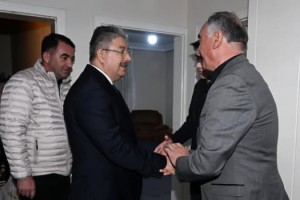 Vali Yılmaz'dan depremde eşi ve annesini kaybeden depremzedeyi ziyaret