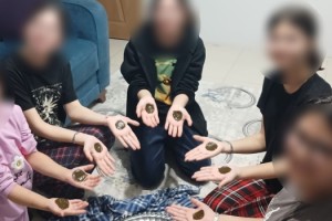 Çocuklar Bayramı Kına Yakarak Karşılıyor