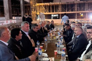Düziçi'nde Belediye İnşaatı Önünde Çay, Gündem Yatırım!