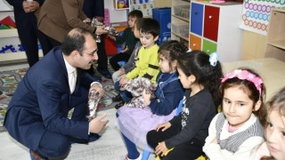 Miniklere Kaymakam Amcalarından Bayramlık Hediyesi