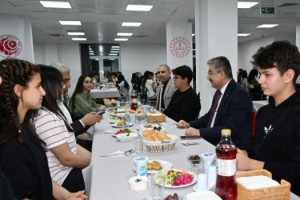 Osmaniye Valisi Dr. Erdinç Yılmaz, Fen Lisesi Öğrencileriyle İftar Yaptı