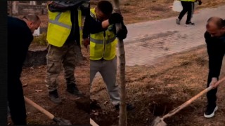 Toprakkale Belediyesi Bayram Öncesi Mezarlıkları Yeşillendiriyor