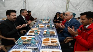 Vali Erdinç Yılmaz, İftar Çadırında Vatandaşlarla Buluştu