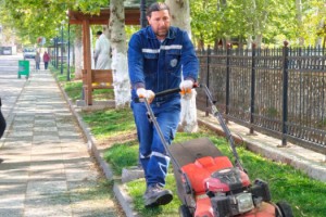 Baharın Gelmesiyle Bahçe'de Yeşil Alanlarda Bakım Yapılıyor