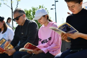 Başkan Çenet Ailelerle Kitap Okudu
