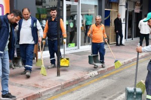 Güne Temizlikle Başladılar: Osmaniye’de Caddeler Pırıl Pırıl