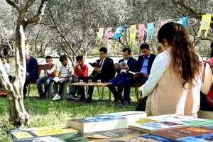 Kaymakam Özer Öğrencilerle Okul Bahçesinde Kitap Okudu