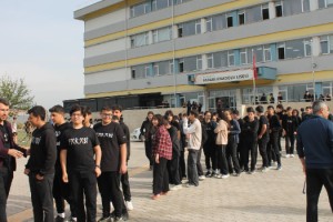 Öğrenciler Sıcak Çorba Almak İçin Sıraya Girdi