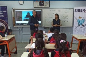 Osmaniye Polisi Öğrencileri Siber Tehditlere Karşı Bilgilendirmeyi Sürdürüyor