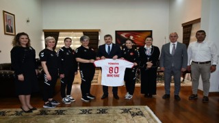 Vali Yılmaz, U17 Hentbol Takımını Makamında Kabul Etti