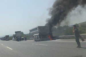 Otobanda Tır Dorsesinin Arka Tekerleri Alev Aldı