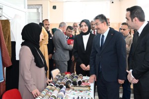 Vali Dr. Erdinç Yılmaz, ADEM Projesi Kursiyerlerinin Sergisini Açtı