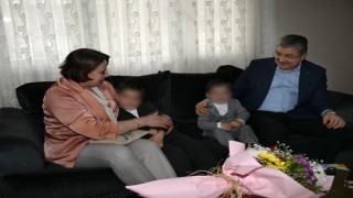 Vali Dr. Erdinç Yılmaz ve Eşi, Koruyucu Aileyi Bayramda Ziyaret Etti