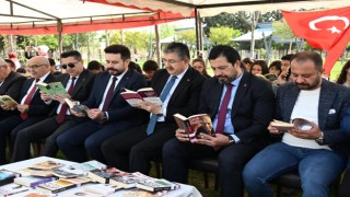 Vali Yılmaz çocuklarla birlikte kitap okudu