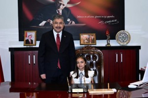 Valilik Makamı Küçük Ezgi'ye Emanet