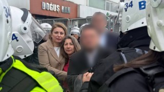 Asu Kaya Gözaltına Alınmak İsteyen Anneye Sarıldı