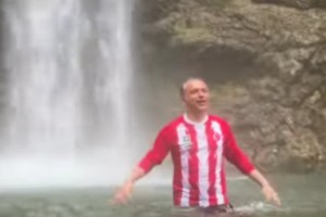 Başkan Çenet, Sabah Saatlerinde Karaçay Şelalesinde Yüzdü