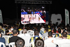 Fenerbahçe'nin Avrupa Zaferi Osmaniye'de Dev Ekranda İzlendi