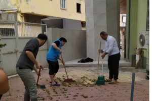 Gençlerden Şeyhler Camii’nde Temizlik ve İyilik Mesaisi