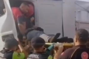 Otobanda TIR Kazası: Sürücü İtfaiye Ekiplerince Kurtarıldı