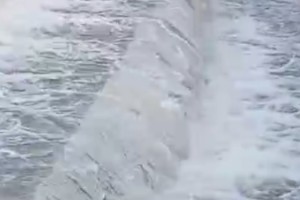 Toprakkale'de balıklar Karaçay'daki engeli geçemiyor