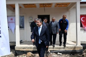 Toprakkale'deki Köy Evi İnşaatını Vali Yılmaz Gezdi