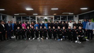 Vali Yılmaz'dan U17 Hentbol Milli Takımı'na Moral Desteği