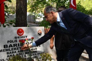 Başkan Çenet'ten Şehitlik Ziyareti: Şehitliklere Karanfil Bıraktı