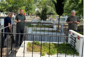 Başkan Uyutmaz'dan Arife Günü Mezarlık Ziyareti
