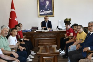 Bursluluk Sınavında Türkiye Birincisi Olan Öğrencilerden Kaymakama Ziyaret