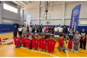 Hasanbeyli Belediyesi gençlere spor malzemesi desteği sağladı
