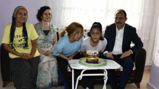 Kadirli'de Kaymakamdan Öğrencilere Doğum Günü Sürprizi