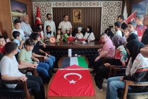 Kadirli’de öğrenciler harçlıklarını Gazze’ye gönderdi