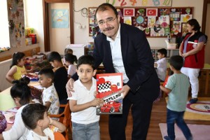 Kaymakam Erdinç Dolu, karne heyecanını öğrencilerle paylaştı