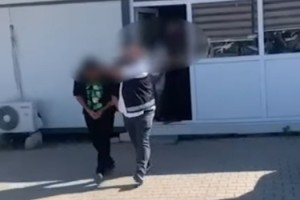 Önce taksiciyi gaspedip sonra silahla saldırmışlardı: 2 şahıs yakalandı
