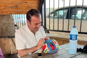 Patlayan Topu İğne İplikle Onardı, Öğrencilerin Gönlünü Kazandı