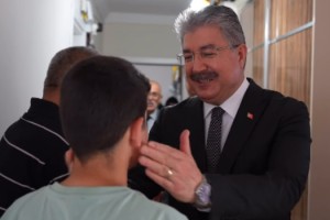 Vali Yılmaz “Koruyucu aileler, şefkatle büyüyen nesillerin mimarıdır”