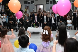Vali Yılmaz Minikleri Kırmadı Mezuniyetlerine Katıldı