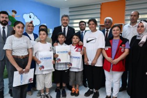 Vali Yılmaz’dan Başarılı ve Kitapsever Öğrencilere Ödül