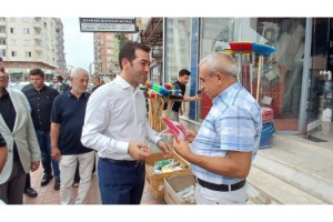 AK Parti Osmaniye Teşkilatı Bayrak Dağıttı