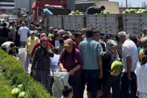 Belediyeden Karpuz Sürprizi: Vatandaşlar Bedava Karpuza Akın Etti