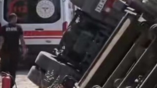 Dar Sokakta Devrilen Tır Faciası Ucuz Atlatıldı