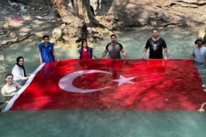 Osmaniyeli Gençler Sarısu Şelalesi’nde Türk Bayrağı Açtı