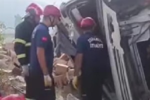Şarampole Devrilen TIR'ın Sürücüsü İtfaiye Tarafından Kurtarıldı