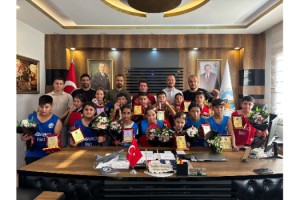 Toprakkale’de Boks Şampiyonlarına Davullu Zurnalı Karşılama
