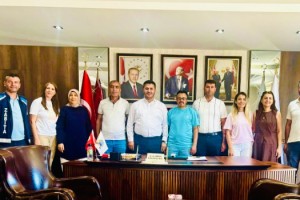 Başkan Yumrutepe’ye okul arkadaşlarından sürpriz ziyaret